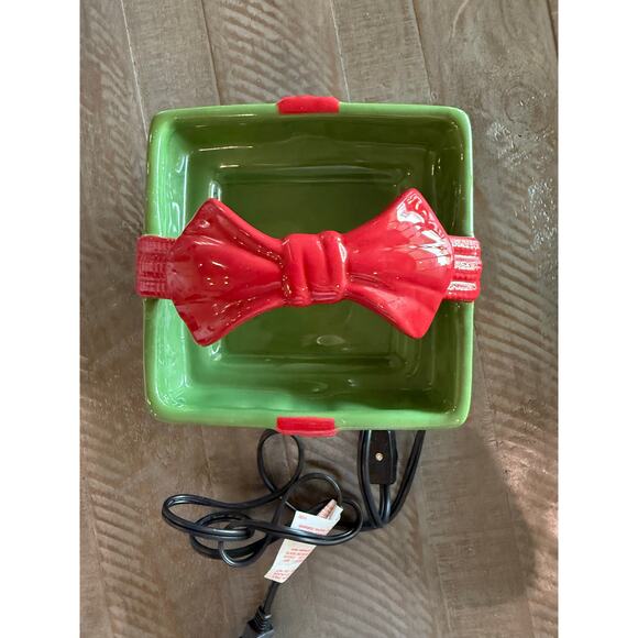 Scentsy Warmer All Wrapped Up Holiday Collection Full size With Original Box - Picture 2 of 8